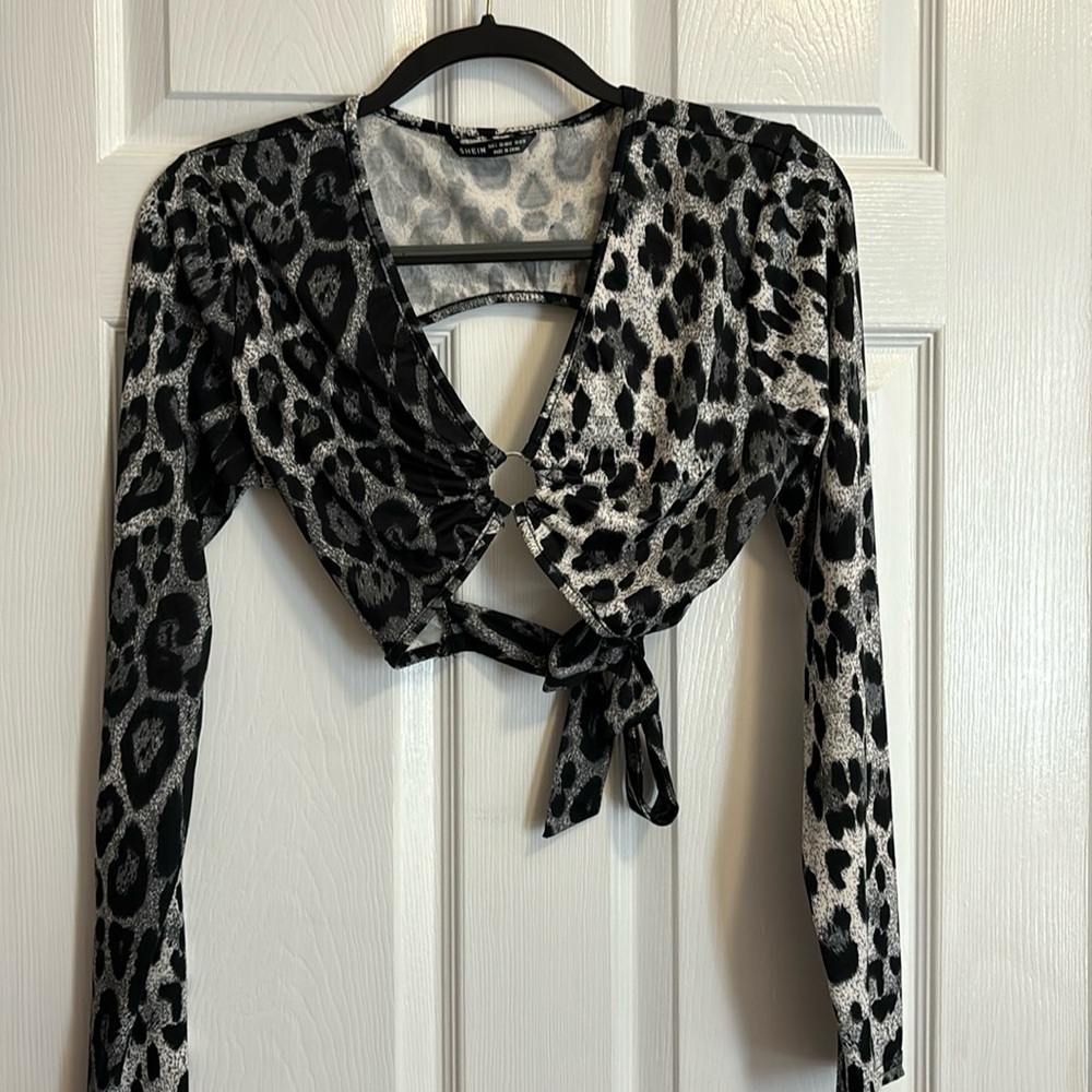 Long sleeve crop top leopard print backless tie back o-ring in front